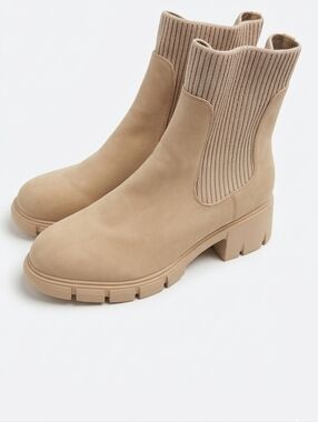 ZBY Women's Ribbed Collar Lug-Sole Ankle Boots - Beige~Size 9